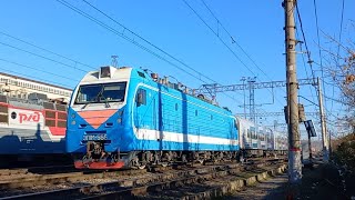 ЭП1М-555 с пассажирским поездом Кисловодск-Симферороль отправляется со ст.Мин-Воды и прив.бригада.