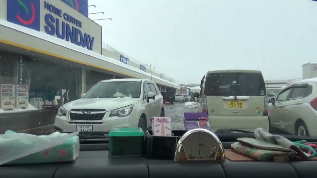 わだしの車６０台以上が埋もれている雪の大駐車場と市街地の積雪ですんじゃ。(T_T)