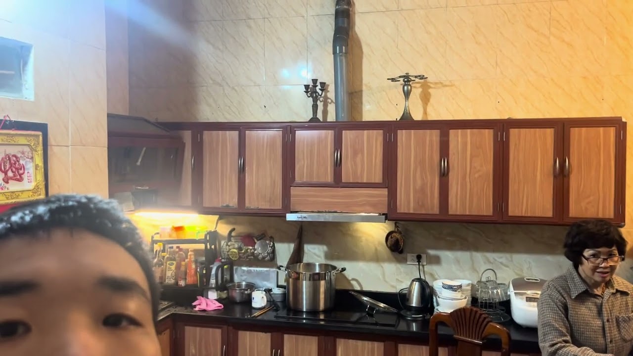 Mùng 3 làm phụ bếp nấu bún thang gặp mặt đầu xuân