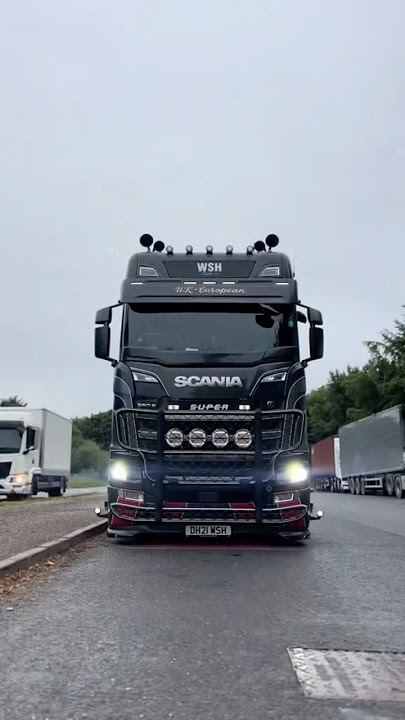 Oh my god 😳😳 look at this man