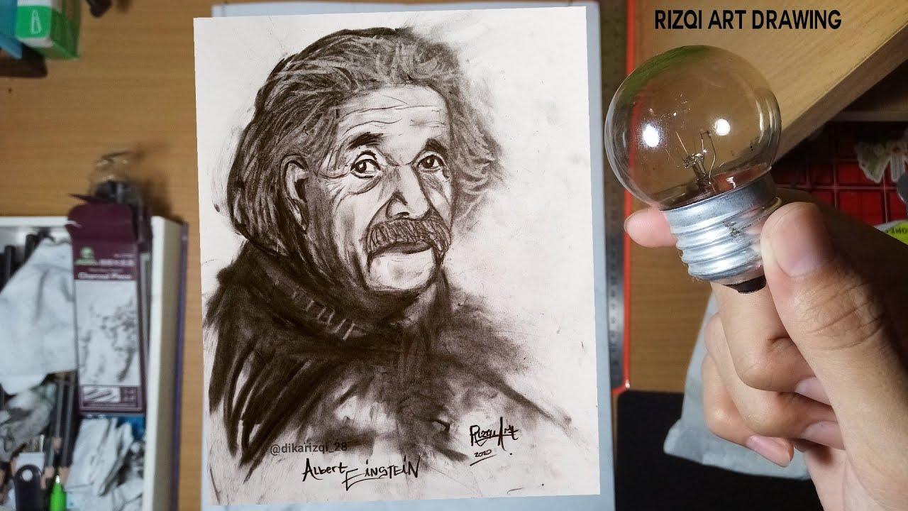 Menggambar sketsa  wajah Albert einstein menggunakan arang  