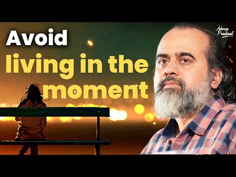 Stressed out? Avoid 'living in the moment' || Acharya Prashant, in conversation (2022)