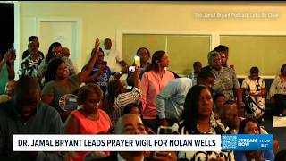 Dr Jamal Bryant leads prayer vigil for Nolan Wells