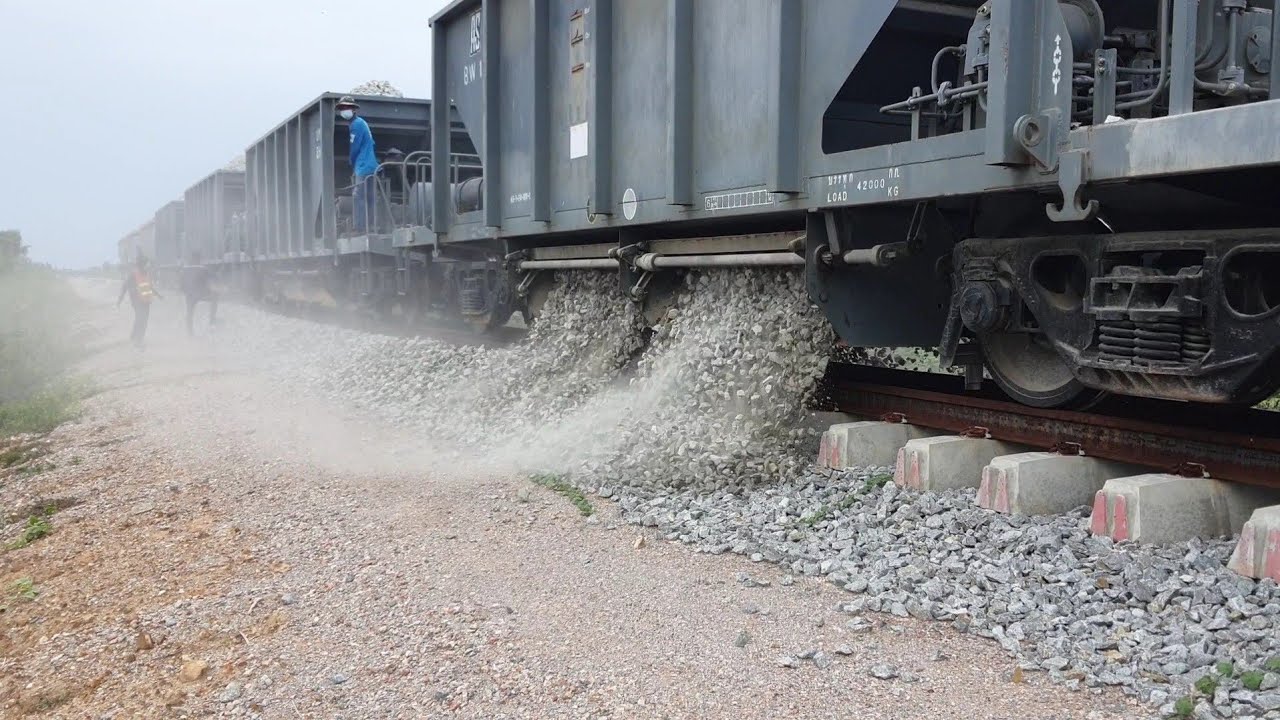 ชมการเทหินโรยทาง ก่อสร้างรถไฟทางคู่  機関車 DD51 1137 ,spread ballast  track work,Railway construction