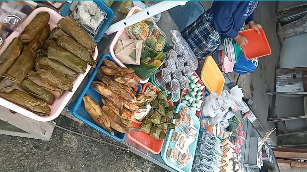 JAJAN TRADISIONAL DI PASAR KESESI PEKALONGAN 