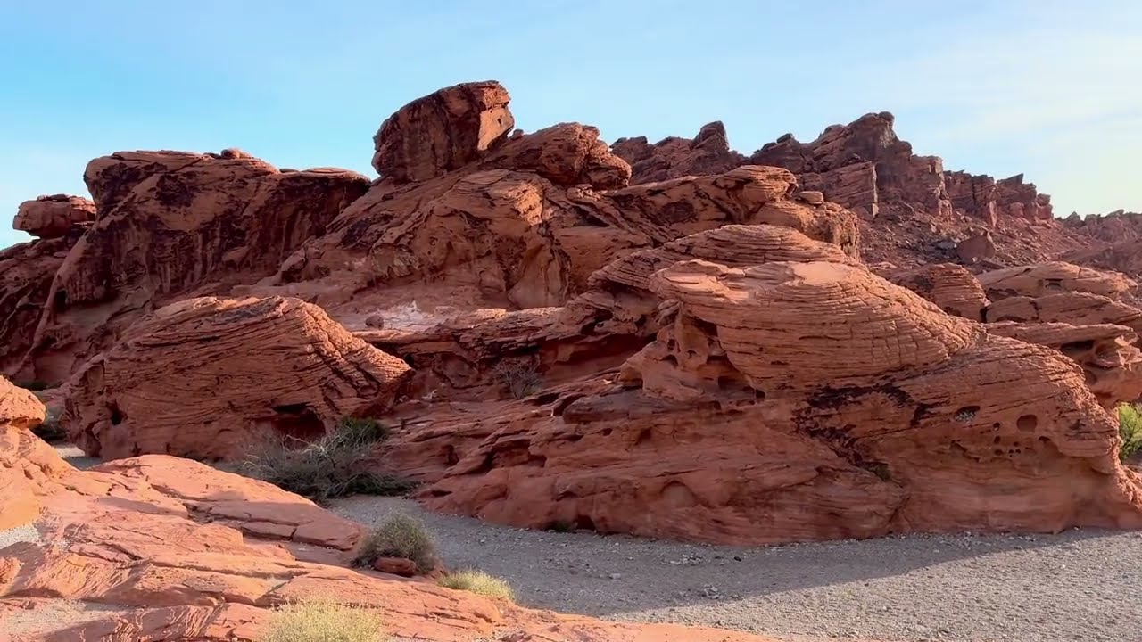 火焰谷中的綠色世界，經由老鼠水箱小徑前往岩畫峽谷，讓人恍然回到古代。鮮紅砂岩峭壁的雄偉壯麗和寧靜之美令人震撼。夏季，峽谷內酷熱難耐，冬季是舒適的季節VALLEY OF FIRE