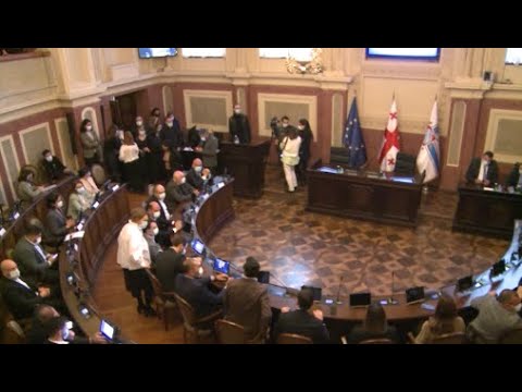 თბილისის მეშვიდე მოწვევის საკრებულოს პირველი სხდომა ოპოზიციის პროტესტის ფონზე წარიმართა