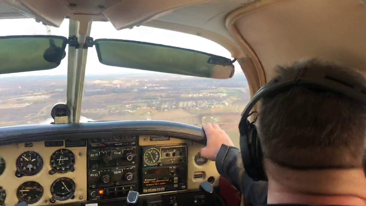 Simulated engine loss in traffic pattern Lorain County (LPR) - YouTube