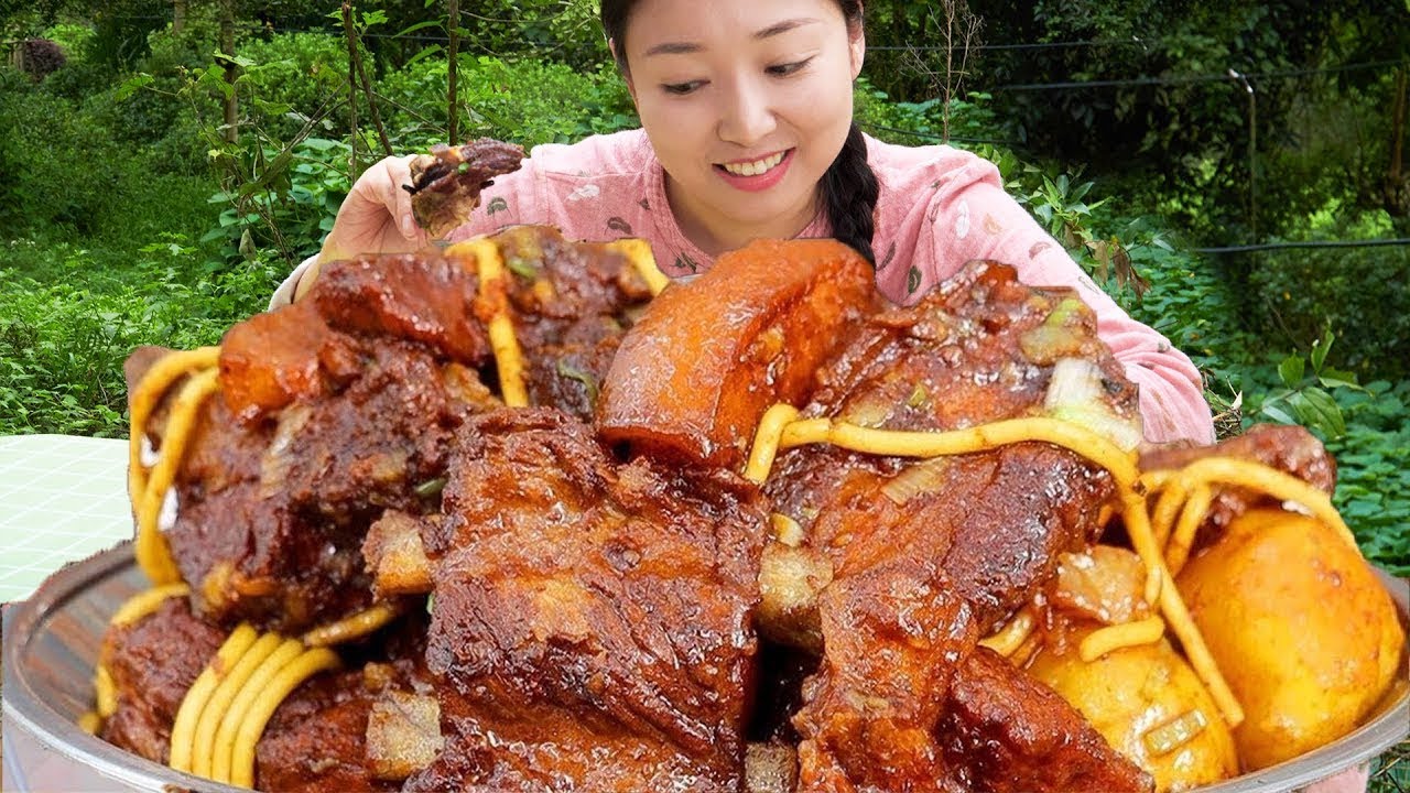 小雨燉煙燻臘排骨，加上馬鈴薯脆蘿蔔，啃一口太享受！ #市民朱小雨