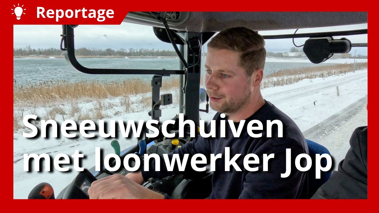 Loonwerker Jop maakt de wegen sneeuwvrij met zijn trekker
