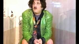 K15-Glasot Vo Klosetot Sous-Re Fr-La Voix Aux Toilettes