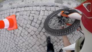 Asansörde Etiket Yapıştırmak Için Debelenmek