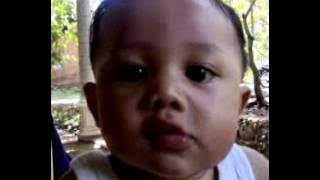 bapak sedang menyusui anaknya
