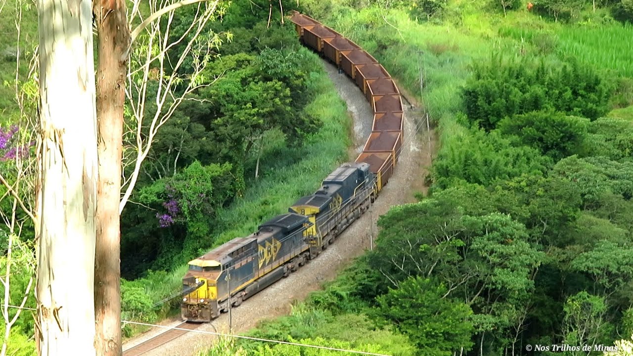 Trem carregado de minério na Serra da Mantiqueira, passando em 2 níveis diferentes - Linha do Centro