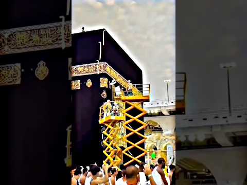 The Cleaning Of The Holy Kaaba How Blessed This Man Is