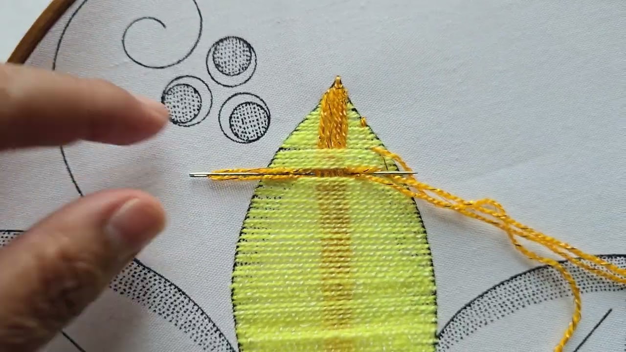 bordar flor de nochebuena amarilla en camino de mesa