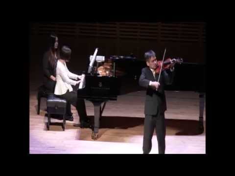Obejrzyj Jin Li plays Bach a minor concerto(1st movement) w YouTube