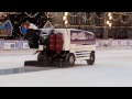 Ледовый комбайн Olympia заливает лед на катке на Красной площади