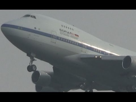 ᴴᴰ NASA B747-SP Low Pass at Hamburg - YouTube