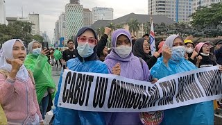 Aksi Emak2 Rela Basah Basahan Hujan Demi Sampaikan Pesan Untuk Pak Presiden Jokowi.