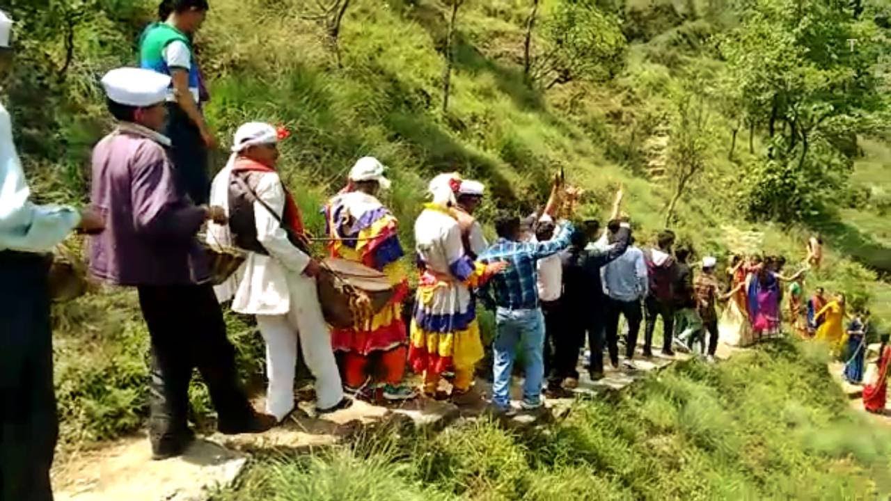 पहाड़ी शादी में बाराती और छोलिया नाचते गाते हुए । Baraati Dance in Pahadi Shaadi । Chholiya Dance - YouTube