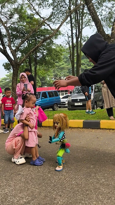 adek Atut boneka tali