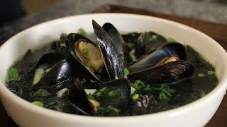 Seaweed Soup with Mussels (Honghap Miyeokguk: 홍합미역국)