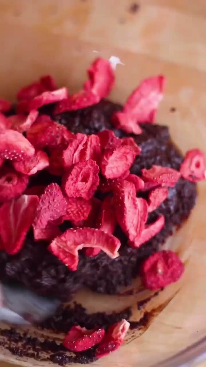 Erdbeer-Schokoladenfudge 🍫🍓 (Rezept auf unserem Blog) - YouTube Erdbeer-Schokoladenfudge 🍫🍓 (Rezept auf unserem Blog) - YouTube