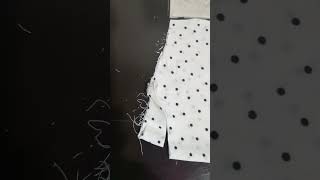 corte de blusa, con retazos de tela.