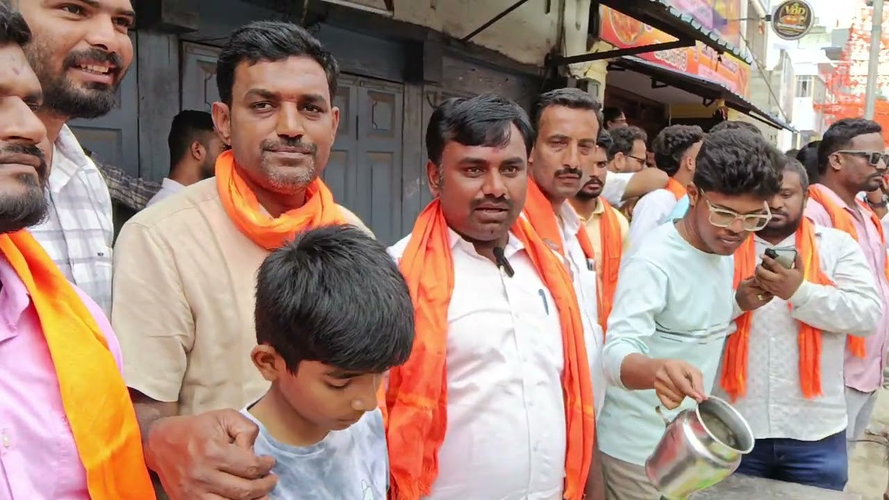 shimoga | ಶಿವಮೊಗ್ಗ : ಹಿಂದೂ ಮಹಾಸಭಾ ಗಣಪತಿ ಮೆರವಣಿಗೆಯಲ್ಲಿ ಕಾಂಗ್ರೆಸ್ ಪ್ರಮುಖರಿಂದ ತಂಪು ಪಾನೀಯ, ನೀರು ವಿತರಣೆ