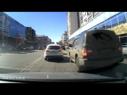 Наглец на грязном лексусе