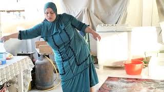 روتين ست مصرية شاطرة غسيل سجاد رمضان على السطح في يوم مشمس