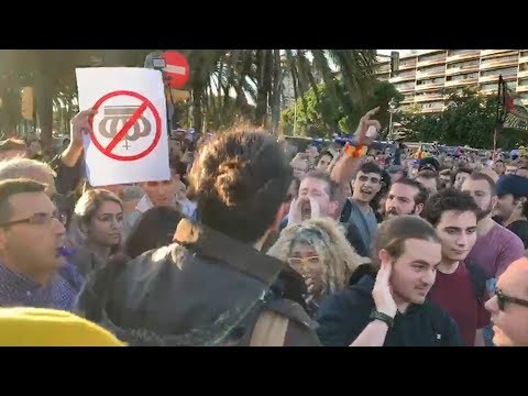 Independentistas impiden la entrada a personas que tratan de asistir al acto del Rey en Barcelona