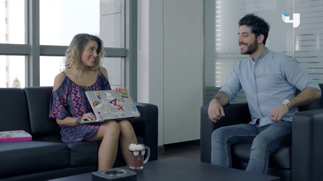 مشهد رومانسي .. نظرات اعجاب متبادلة بين 