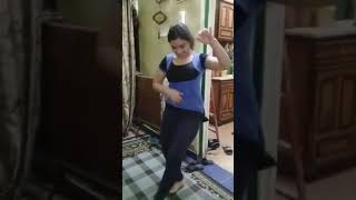 ام بتعلم بناتها الرقص