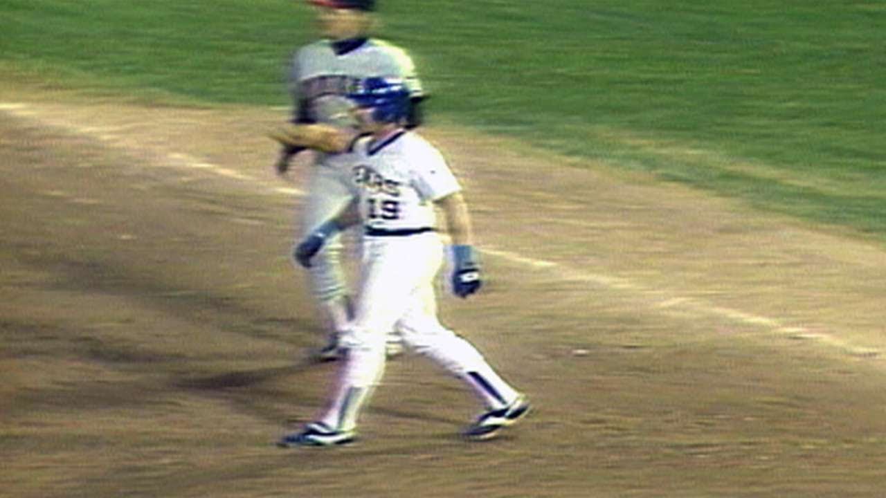 CLE@MIL: Robin Yount records 2,000th hit in Majors