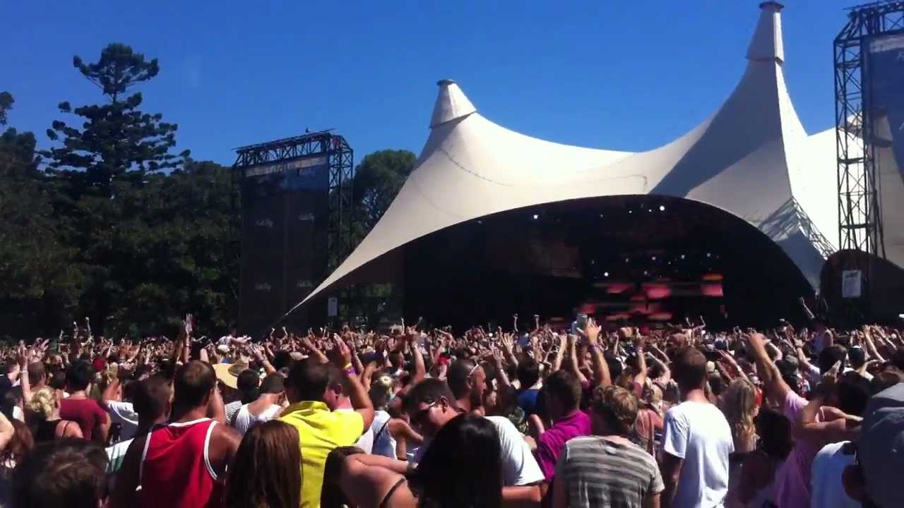 Calvin Harris - Feel So Close (Live at Field Day 2012) New Years Day