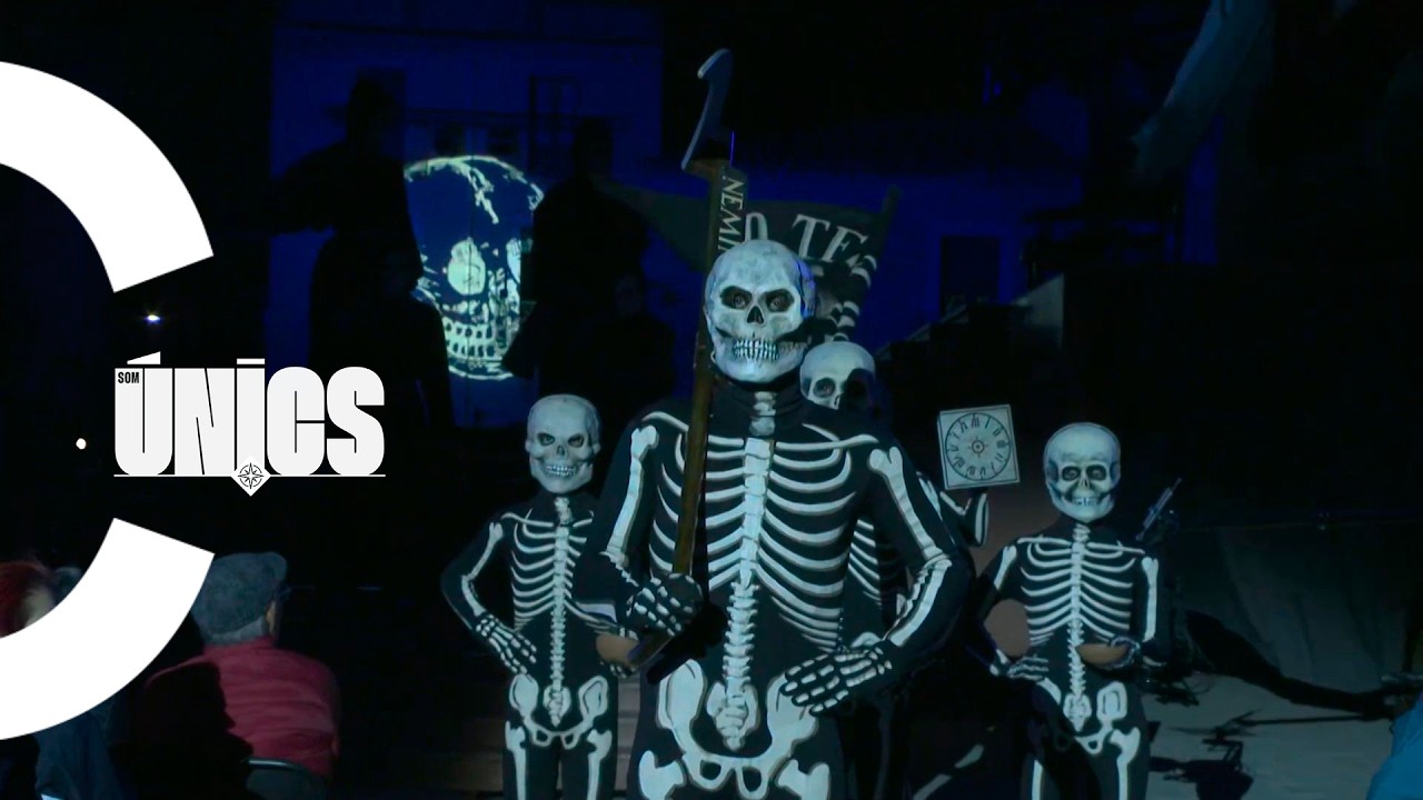 Silenci sepulcral d'una multitud per rebre la Dansa de la Mort a Verges | Som únics