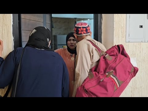 بنت تقفل الباب في وش ابوها وامها وتمنعهم من دخول البيت شوف حصل ايه