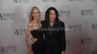 Kenny Loggins, Paul Stanley, Alanis Morissette arrive at Songwriters Hall of Fame ceremony