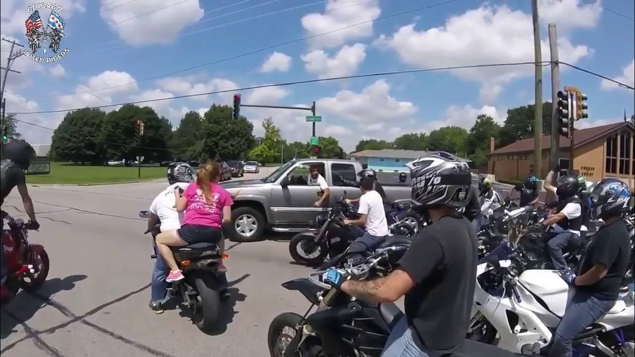 Мотоциклист в толпе феминисток. Толпа мотоциклистов на Уралмаш видео. Bikers vs cops Fight.