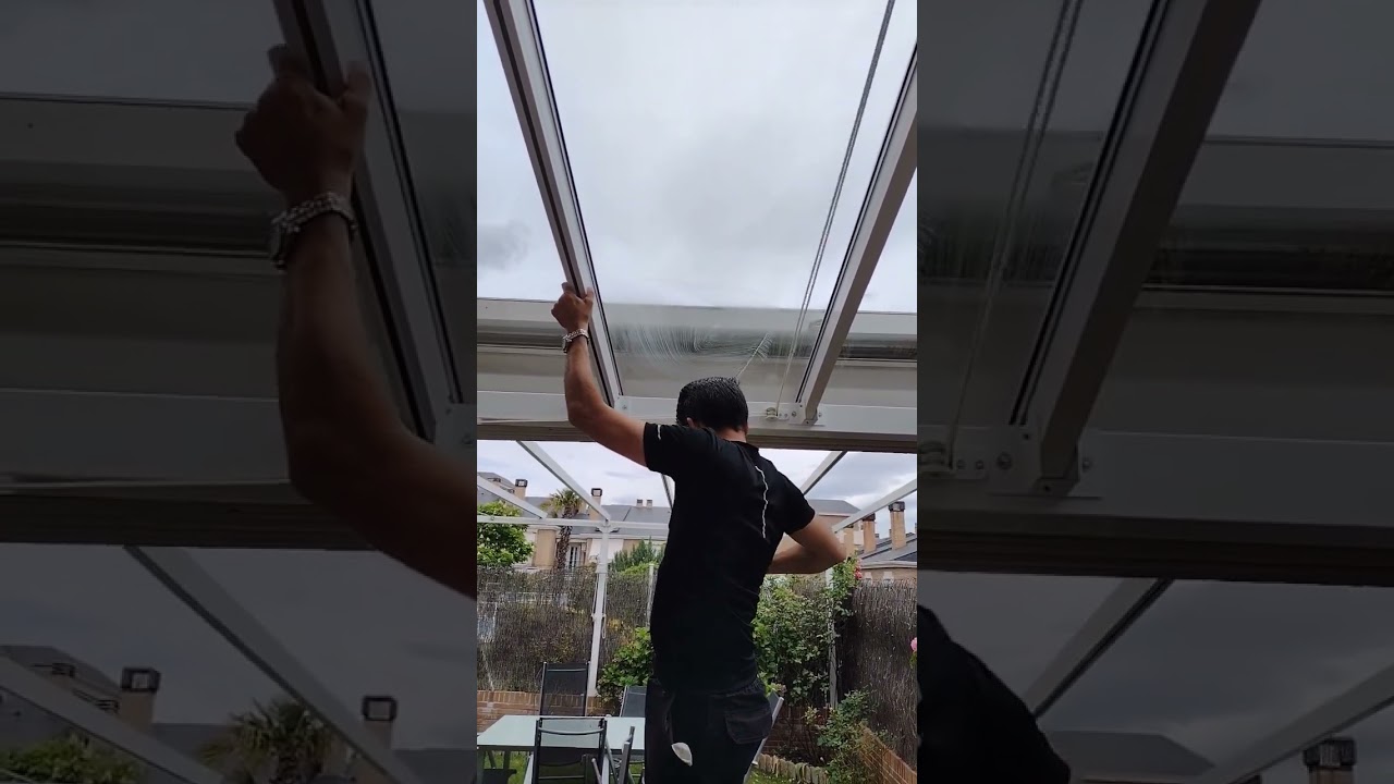Limpieza a mano de un techo acristalado y sus perfiles de aluminio en un chalet de Boadilla del Monte