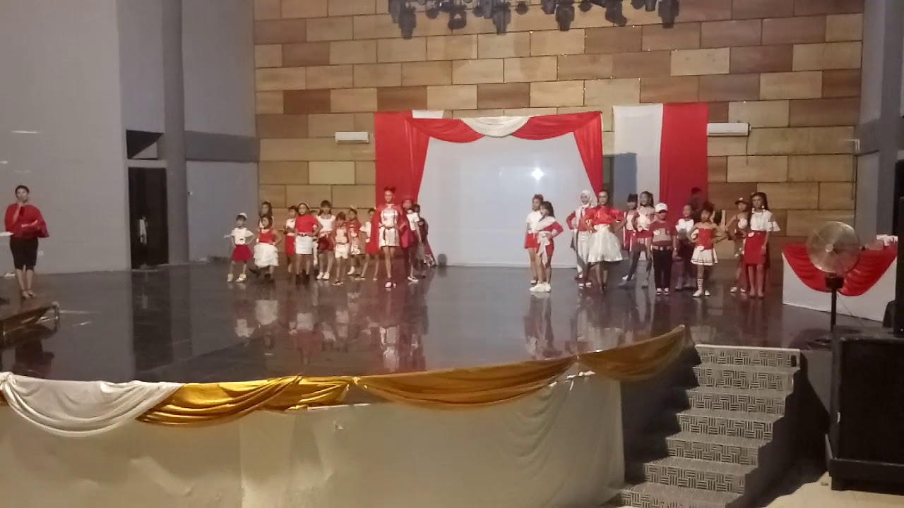 Parade awal Lomba Fashion Show Casual Merah Putih - Sintang