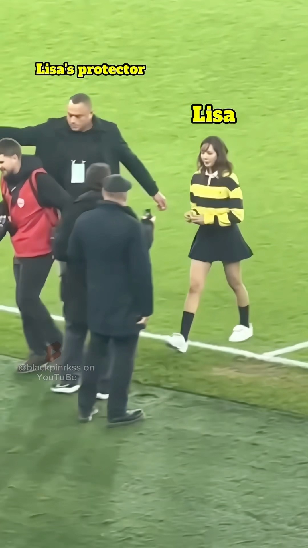 Lisa is taken care of very carefully by her bodyguards!! ?? #blackpink #lisa