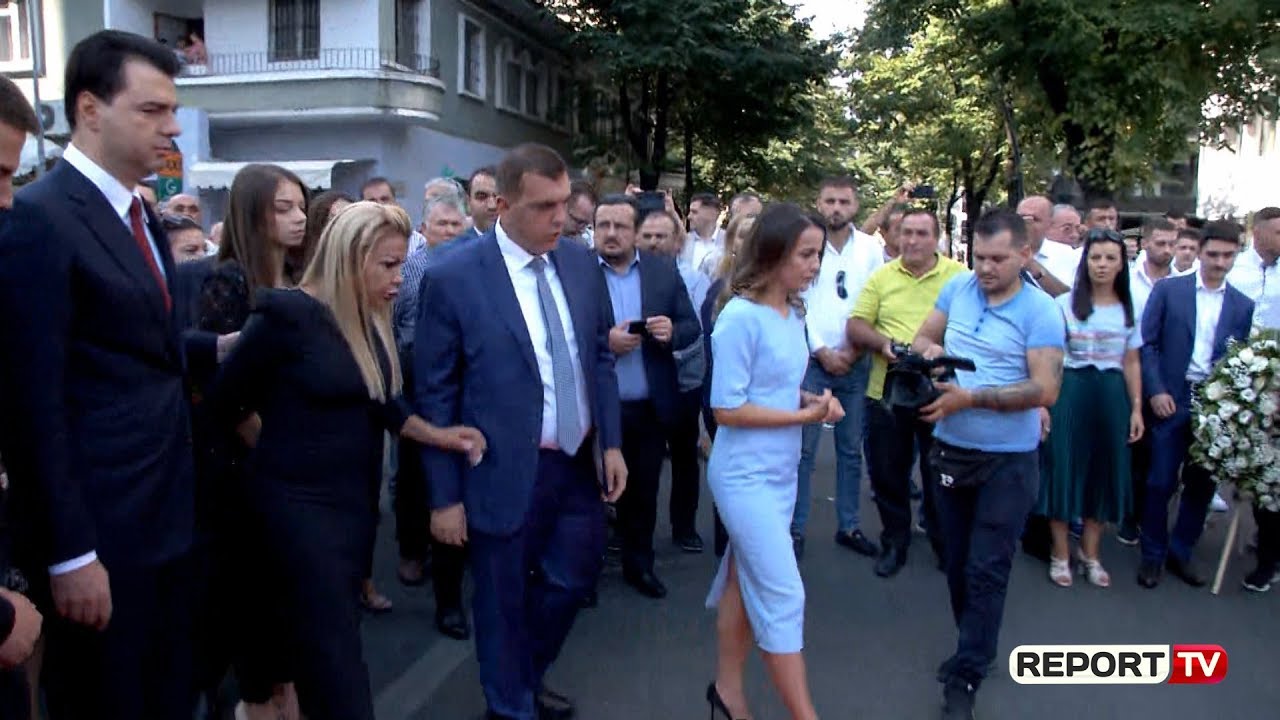 shqiptare meaning Report TV - Familjarët vendosin kurora me lule tek memoriali i Azem Hajdarit