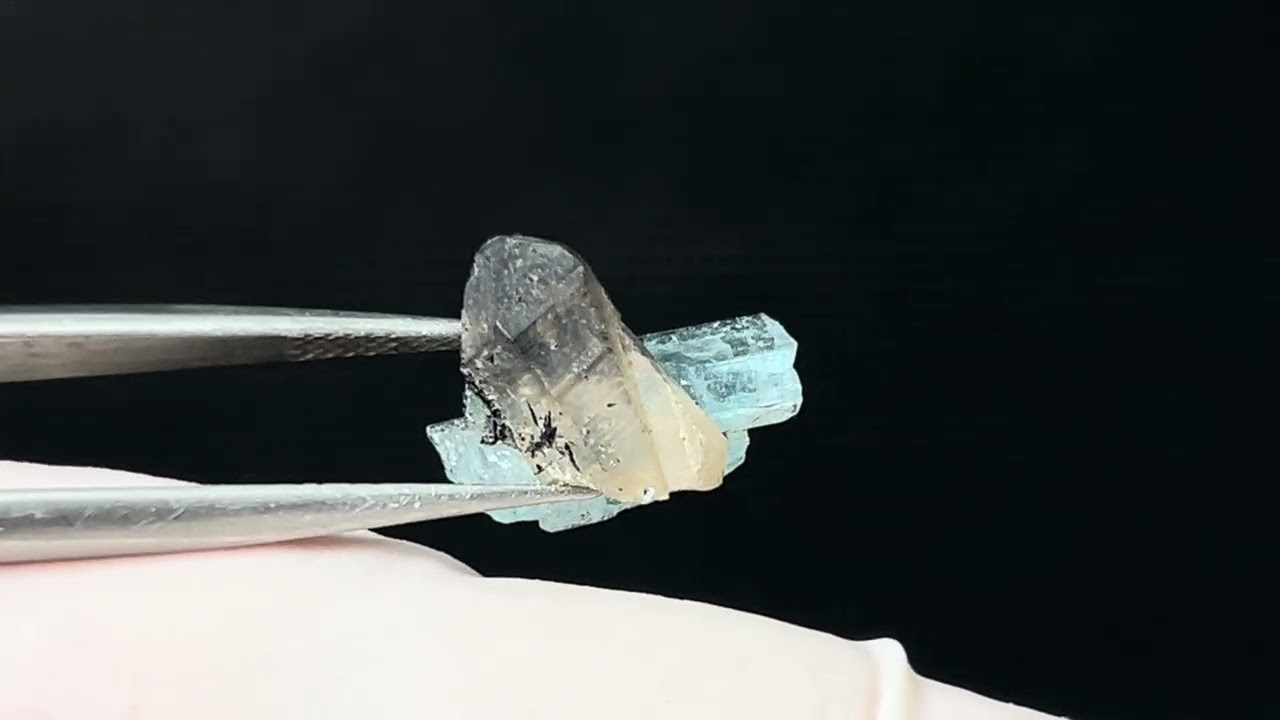 ベトナム・タインホア産アクアマリン付き水晶（ブラックトルマリン付き