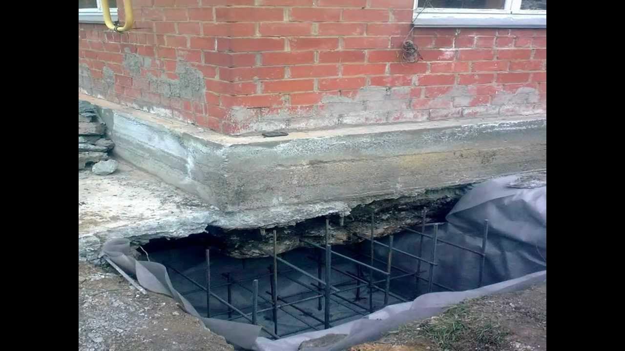 старый фундамент. реконструкция фундамента. трещины в кладке кирпича. просел фундамент. разрушение облицовки цоколя.