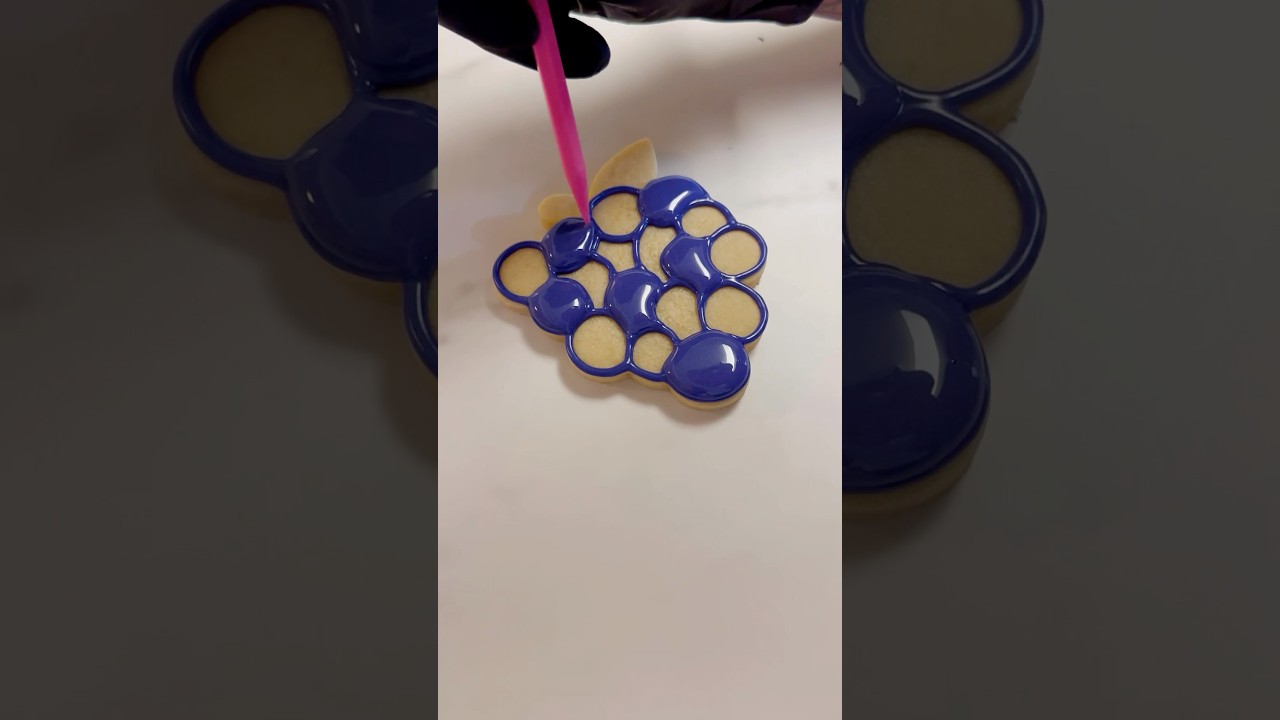 Sweet & Simple: How to Decorate Grape Cookies Like a Pro! 🍪🍇🍪 