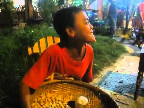 Video Cậu bé bán hàng rong hát Mưa Thủy Tinh Video Biểu Diễn... - youtube