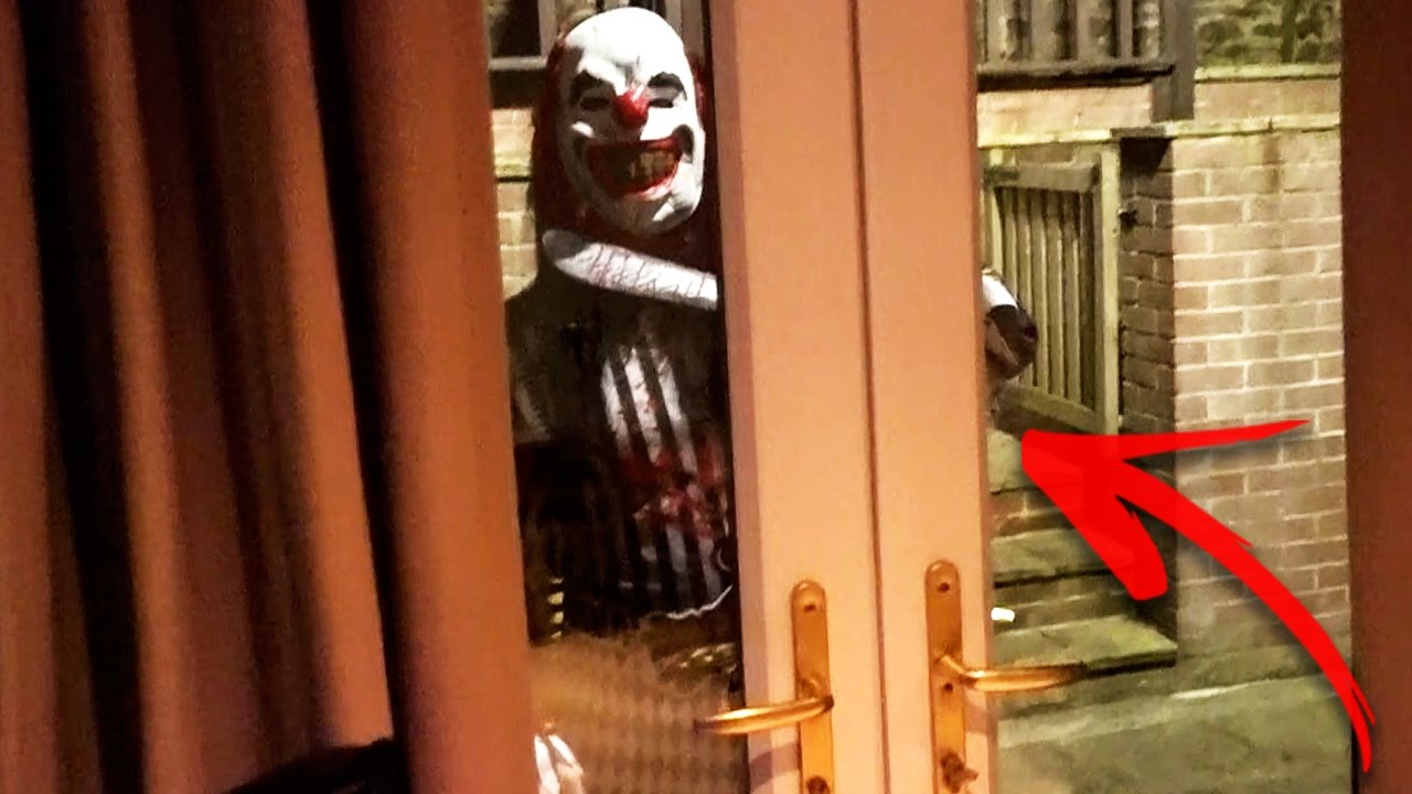 KILLER CLOWN ATTACKS MY HOUSE My Mum Halloween PRANKS 